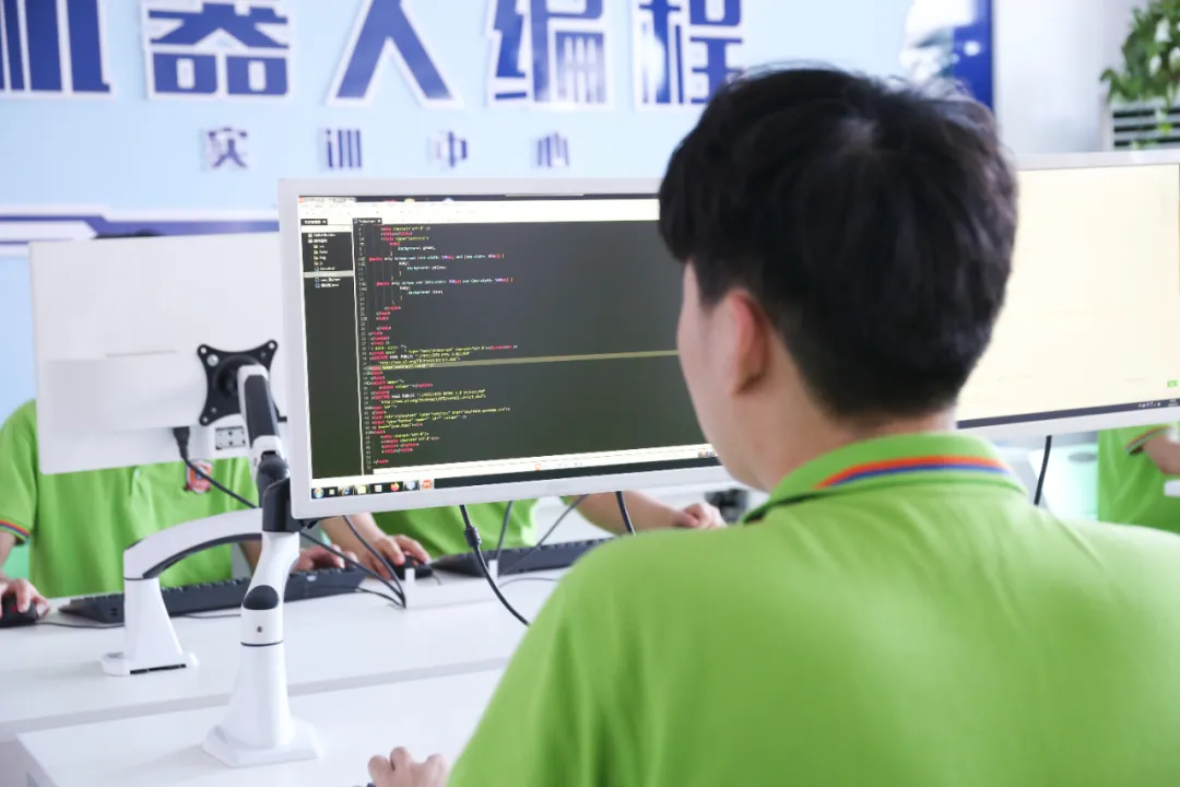 �����̸߿� �������������������ͺ������A��X�W(xu��)У���ഺ�x��